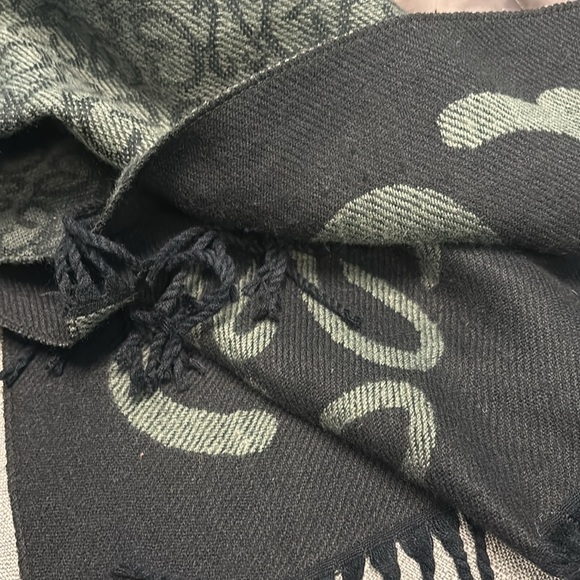 Elegant Black and Gray Patterned oversized Scarf - Picture 8 of 10